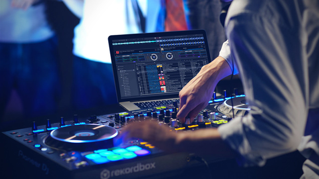 Comment trouver et louer un DJ pas cher !