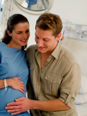 Deux futurs parents après une séance dans une maternité